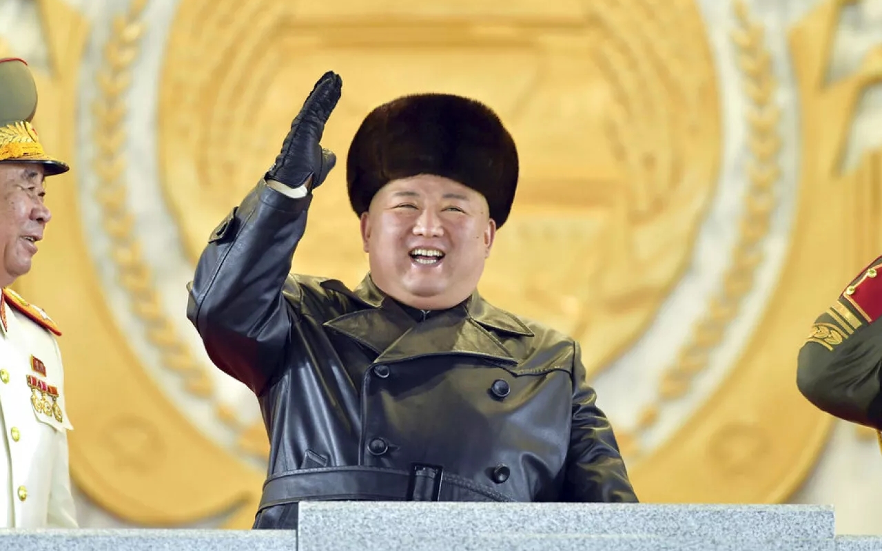 Kuzey Kore'nin lideri Kim Jong-un'dur ve ülke tek partili bir devlettir.
