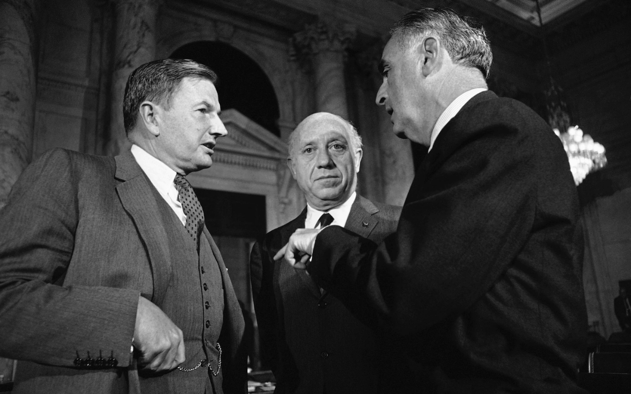 New York'lu bir bankacı olan David Rockefeller Sr., solda, Sens. Jacob Javits (R-N.Y.), merkez ve Abraham Ribicoff (D-Conn.) ile 1966'da konuşuyor. (Henry Burroughs/AP)