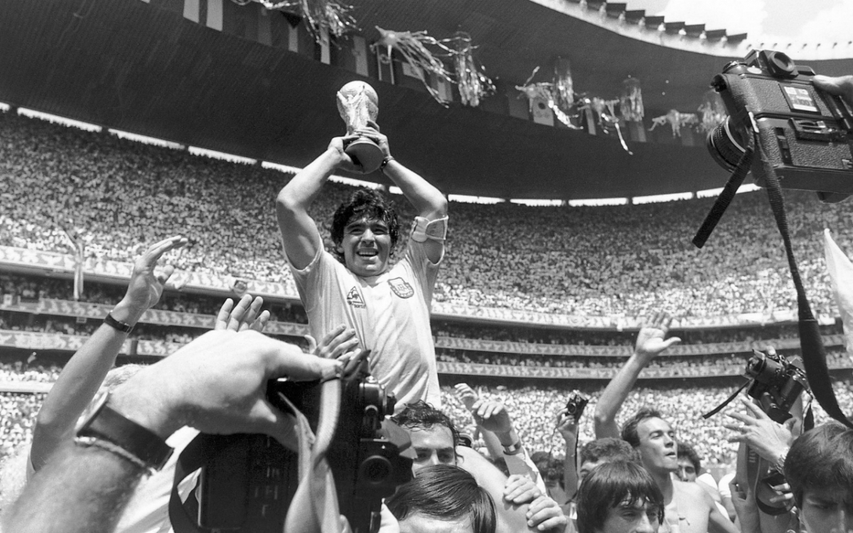 Futbol Efsanesi Diego Armando Maradona'nın Hayatı ve Kariyeri: Başarılar ve Zorluklar